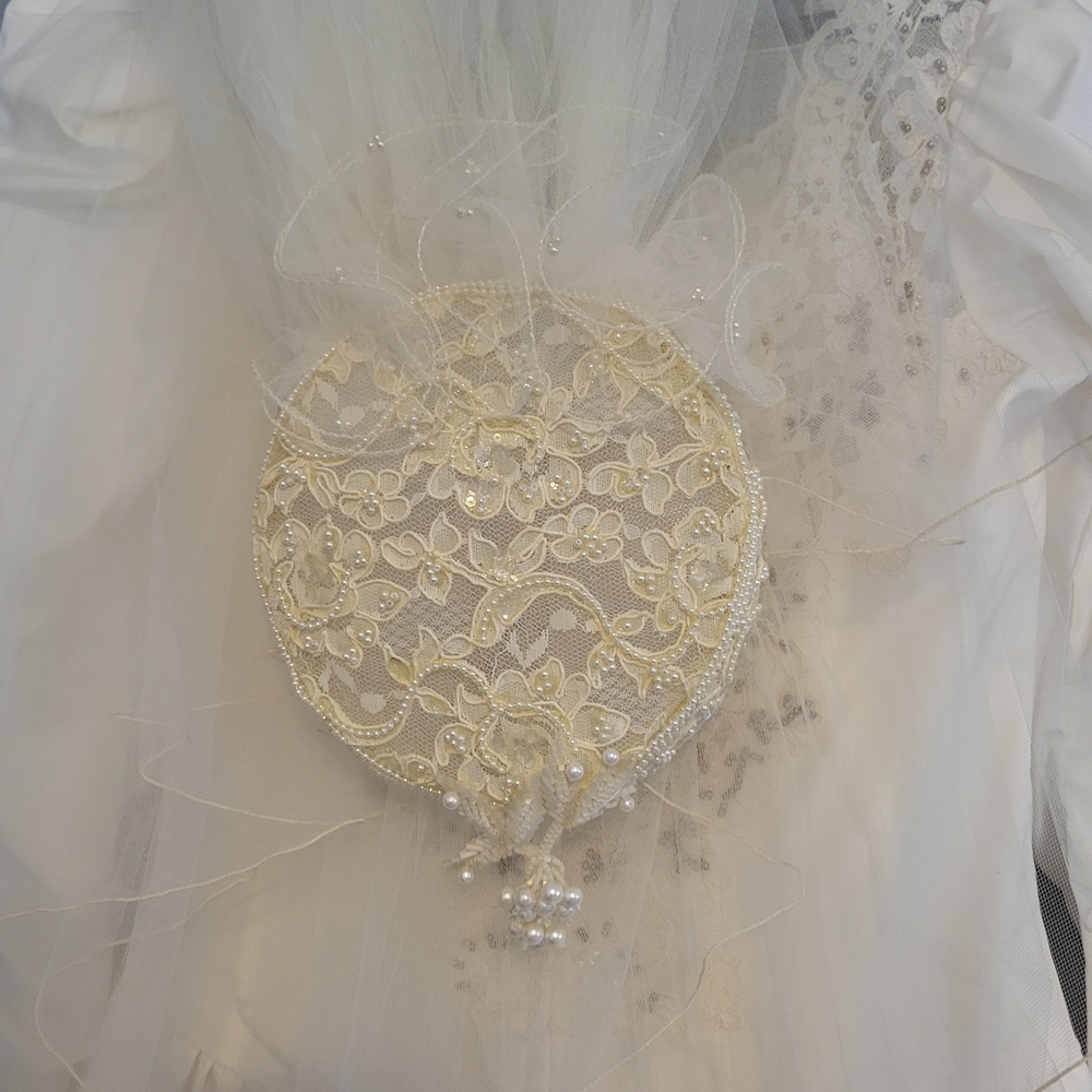 Elegant Cream Lace Women's Accessory